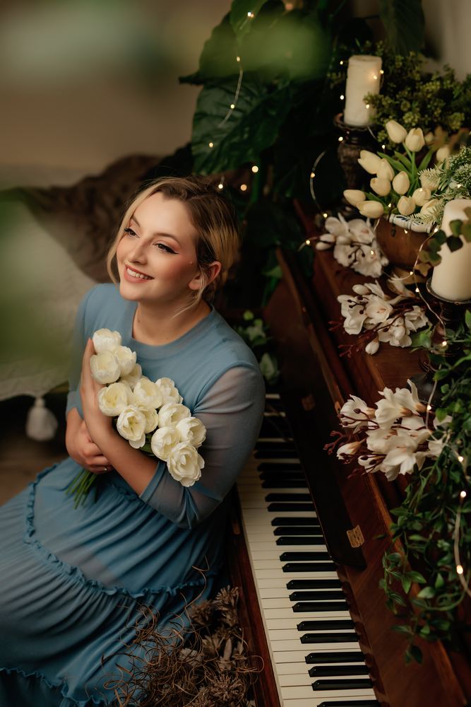 Sabina Damaschin holding white tulips at the piano