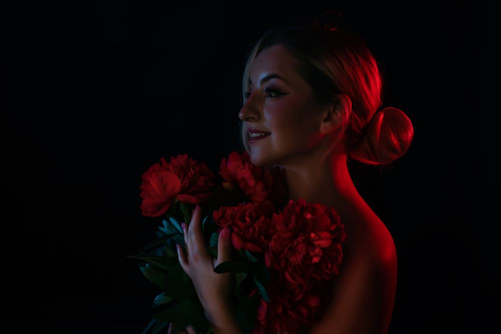 Sabina Damaschin, dramatic portrait with red peonies